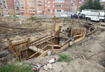 Аварийный коллектор на Горском чистят на глубине 90 метров по пояс в воде