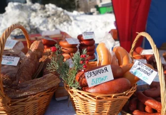 Грудинкой из корзинки угощали на масленичной ярмарке в Первомайке