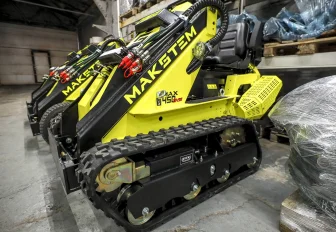 Чистит тротуары и косит траву: всесезонный царь-ледоруб делают в Новосибирске