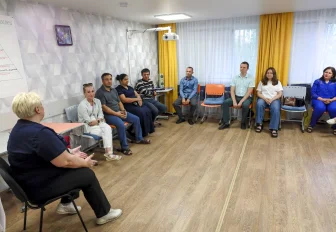 Ещё 12 супружеских пар выпустила Школа принимающих родителей