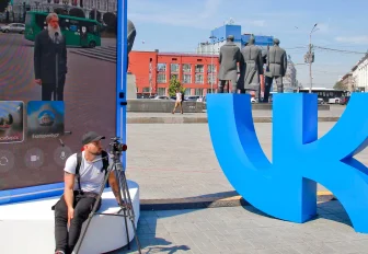 Громадный смартфон для стендапов установили в центре Новосибирска