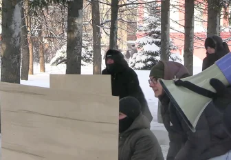 Снежные бои устроили возле НГТУ в 25-градусный мороз