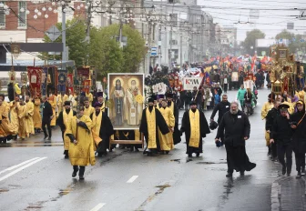Масштабный крестный ход прошёл по центру города: смотрим, как это было