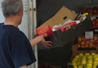 Уличные торговцы незаконно подкидывают мусор во дворы Новосибирска