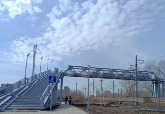 Пешеходный мост через Транссиб обработали антискользящим покрытием
