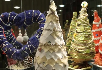 В НГТУ открыли ярмарку с ёлочными игрушками ручной работы