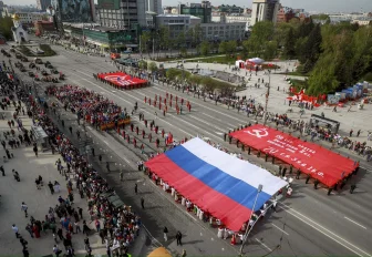 Многонациональная колонна прошла по центру Новосибирска 9 мая