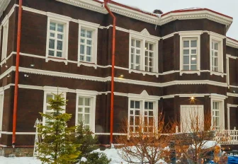 Фасад и отмостку обновили у исторической школы рабочих на Владимировской