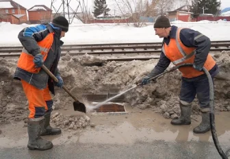 Вскрытие ливнёвок: как ДЭУ пробивают весне дорогу на улице Титова