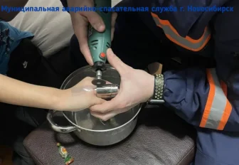 Спасатели сняли дверную ручку с пальца подростка в Новосибирске