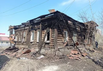 После пожара от 106-летнего дома на Инской остался лишь сруб: фото