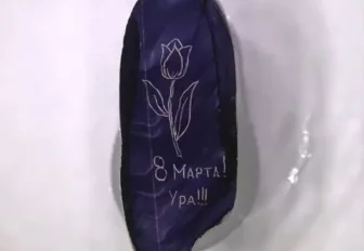 Новосибирец нарисовал открытку к 8 Марта на рисовом зёрнышке