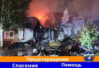 Ночной пожар на Белореченской: пламя объяло автомойку и частный дом
