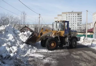 Чистят до асфальта: снег убрали с 32 улиц Плехановского жилмассива