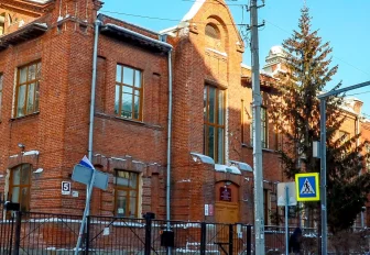 Старейшую школу Новосибирска закрыли из-за трещин в пристройке