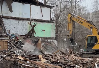 Снос ветхого жилья: бульдозер уничтожает двухэтажку у Телецентра