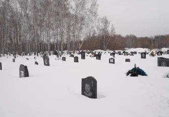 Мэрия взялась за весенние болота на Южном кладбище Новосибирска