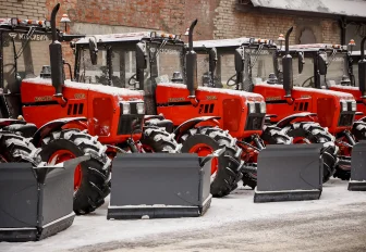 Последствия снегопада в усиленном режиме убирают дорожники в Новосибирске