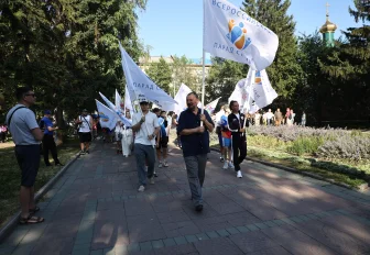 Новосибирские семьи прошли парадом по Нарымскому скверу
