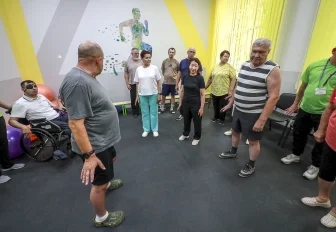 Новосибирские пенсионеры размяли суставы на зарядке с бойцом СВО