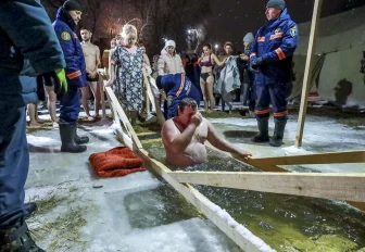 Минздрав предупредил беременных сибирячек о рисках крещенский купаний