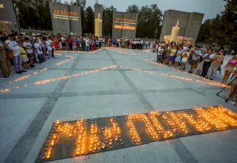 Сотни свечей зажгли у Монумента Славы в память о цене Великой Победы