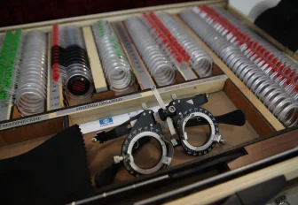 Новосибирский офтальмолог предупредила об опасности «мушек» в глазах