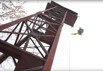 Десант новосибирской авиабазы отрабатывает спуски с 12-метровой вышки