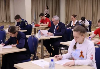 Свои знания на Диктанте Победы проверил губернатор Травников