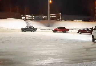 Ритуальный дрифт сняли на видео у ТЦ «Гигант» в Новосибирске