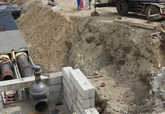 Разрытую Ипподромскую сняли с воздуха — там видно, как идёт ремонт труб