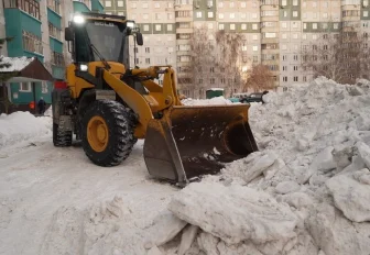Дворы готовят к весне: горы снега вывезли с улицы 9-й Гвардейской дивизии