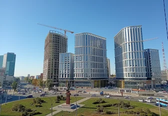 95-метровую башню подняли на проектную высоту на площади Маркса
