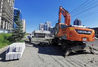 На тротуаре у метро «Октябрьская» начали снимать асфальт экскаватором: фото