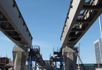 Автомобильную эстакаду на площади Труда перекрыли 24-метровыми балками