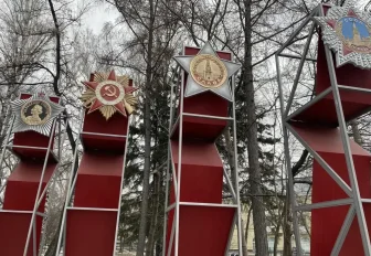 Огромные ордена обновили на стелах «Звезда» в парке Новосибирска