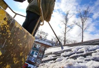 Мэр Кудрявцев поручил расчистить крыши школ и детсадов в Новосибирске