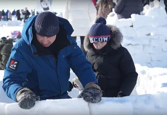 Город эскимосов на пляже «Бумеранг» показал мэр Кудрявцев