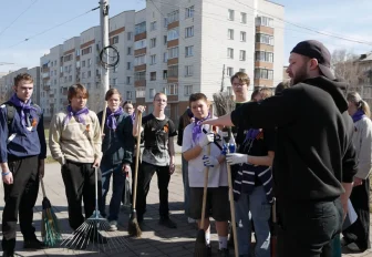 Школьники дружно вышли на субботник у памятника Зорге в Новосибирске