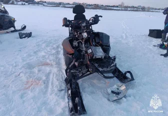 Снегоход врезался в торос на Обском море — пострадали двое мужчин