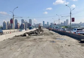 Снимать асфальт начали на середине Димитровского моста в Новосибирске