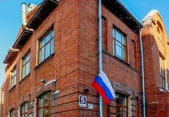 «Так среди высоток и стоит наша крепость»: репортаж из старейшей школы