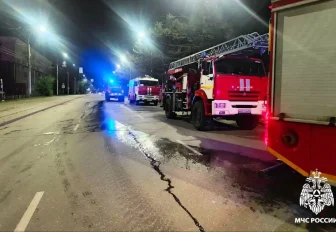 32 человека тушили ночной пожар на стадионе «Спартак» в Новосибирске