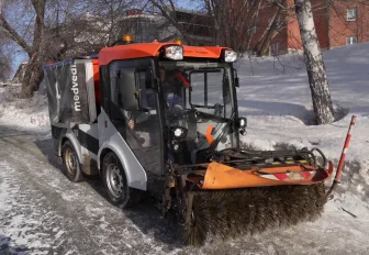 Дорожники солят и «перчат» обледеневшие улицы в центре Новосибирска
