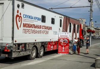 Доноры в национальных костюмах зовут сдать кровь в центре Новосибирска
