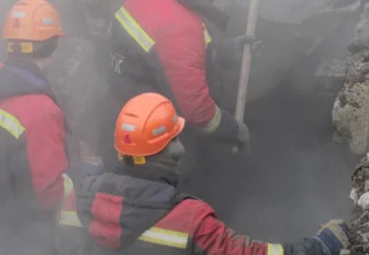 Бригады СГК ищут дефект теплосети на улице Связистов в Новосибирске