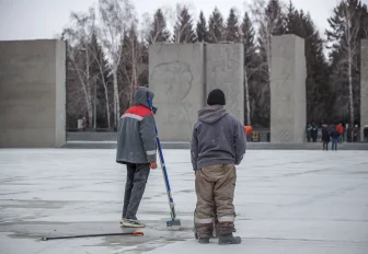 Гидрофобной смесью покроют плиты на Монументе Славы в Новосибирске