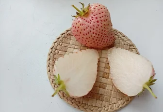 Белую клубнику из Китая начали продавать в Новосибирске