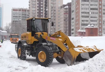 Брошенные автомобили не дают вывезти снег из дворов на Кошурникова