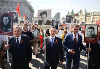 Мэр Кудрявцев пронёс портрет деда по центру Новосибирска